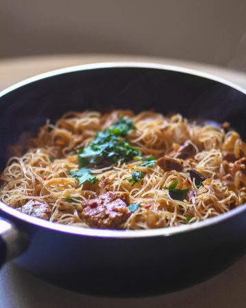 noodles de arroz con tofu marinado