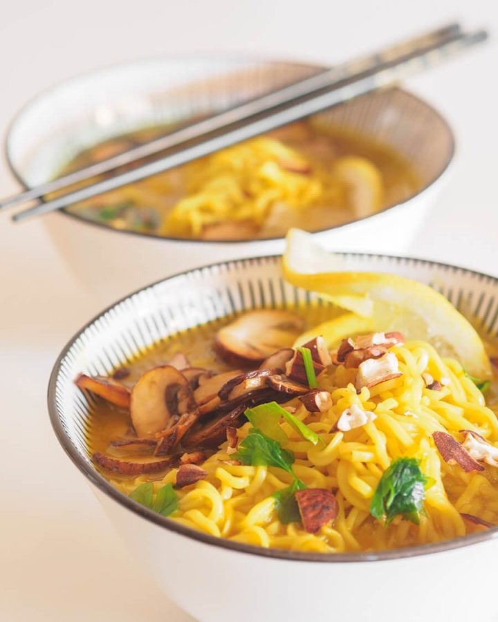 sopa thai de coco y curry vegana