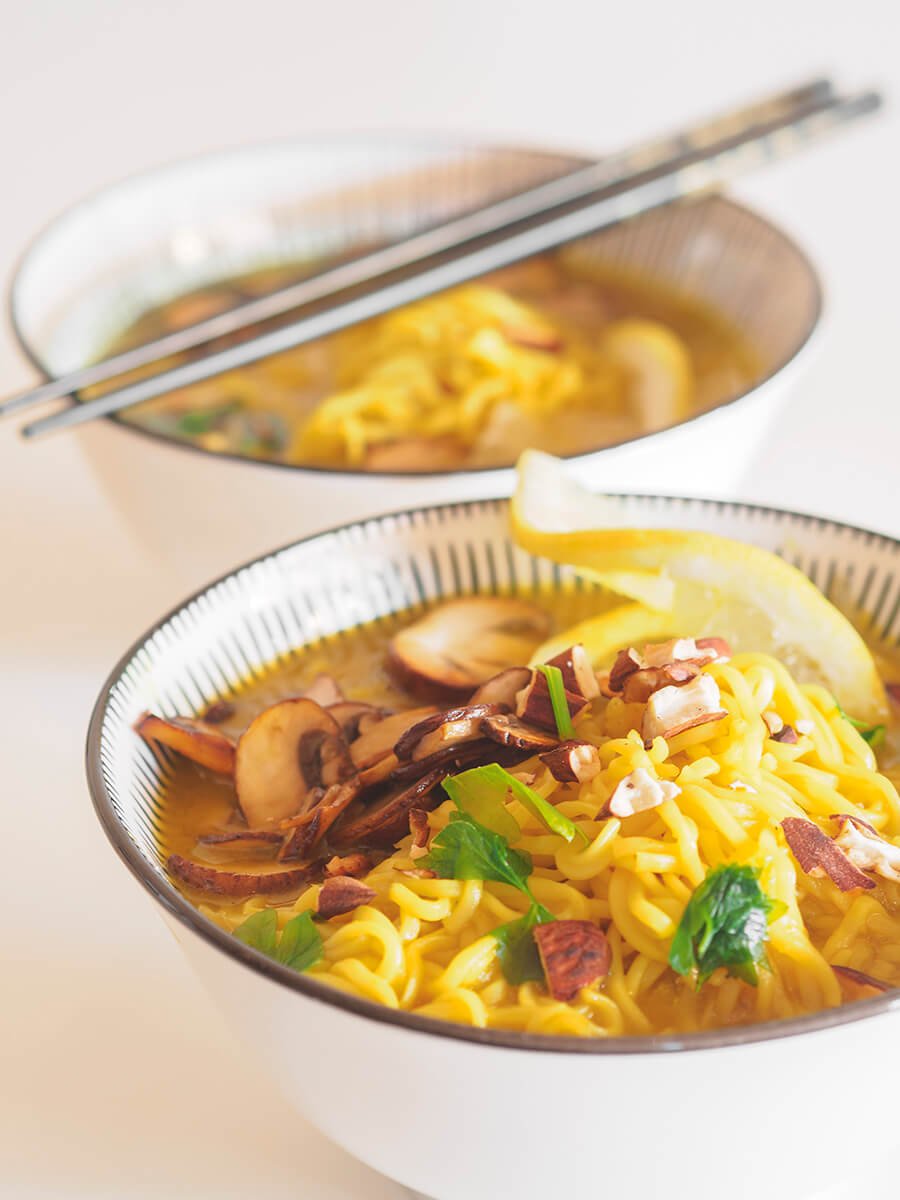 sopa thai de coco y curry vegana
