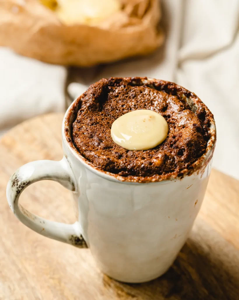 taza con mug cake vegano de chocolate al microondas