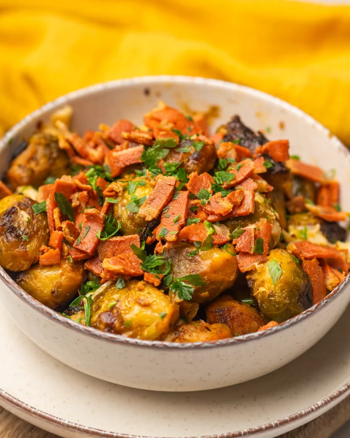 coles de bruselas al horno con bacon vegano
