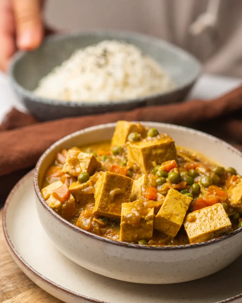 tofu al curry estilo panang con arroz blanco